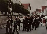 Fahnenabordnung mit Landrat Bestler und Gauschtzenmeister Josef Baudrexl